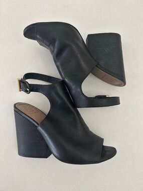 Tory Burch black leather slingback sandals,  block heel & Gold buckles Size 7M